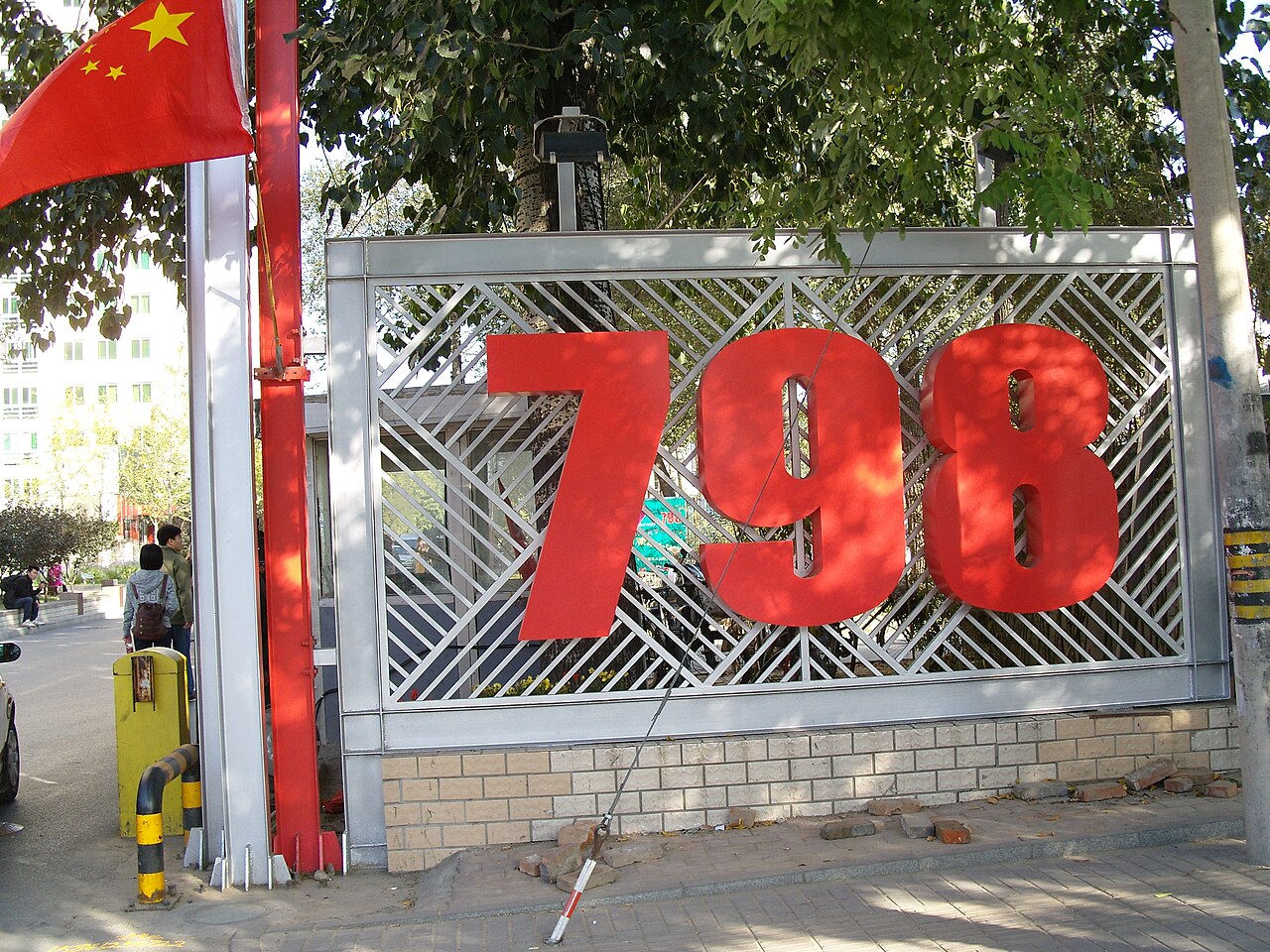 鼓楼北边一条灰砖胡同
