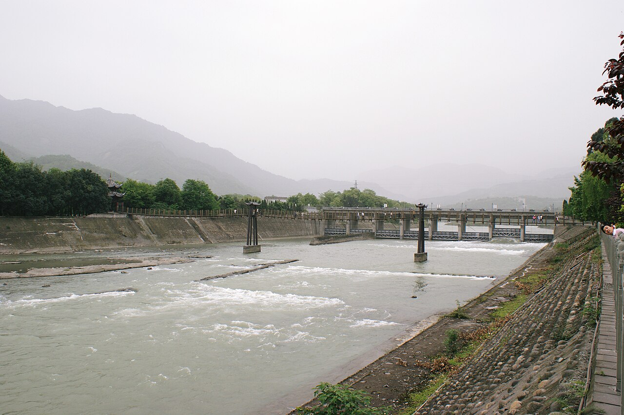 The Anlan cable bridge, swaying over the inner channel