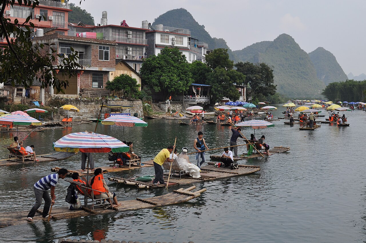 阳朔十里画廊，骑行路上油菜花开