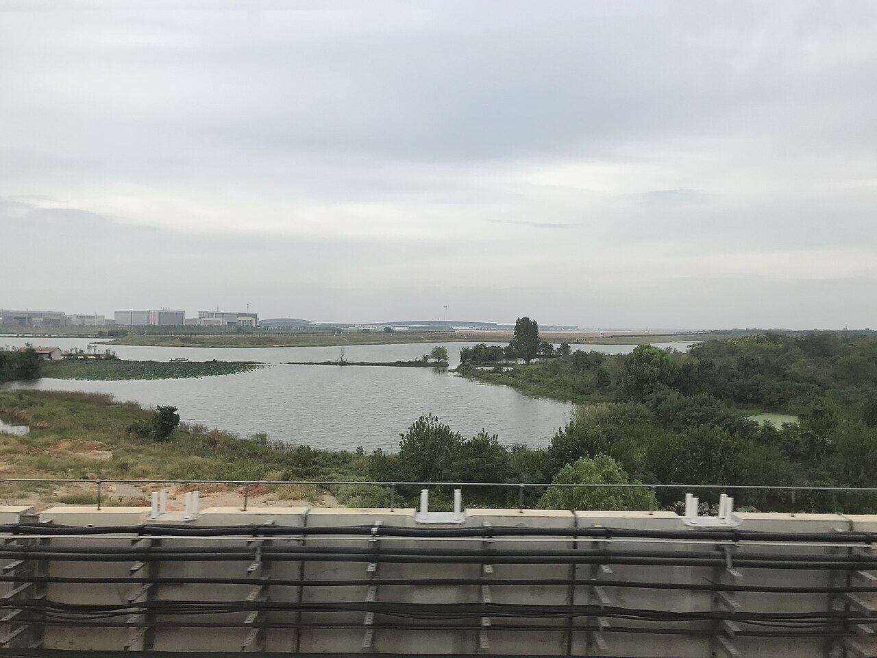 甲秀楼立在南明河中的巨石上，朱梁碧瓦，三层收进
