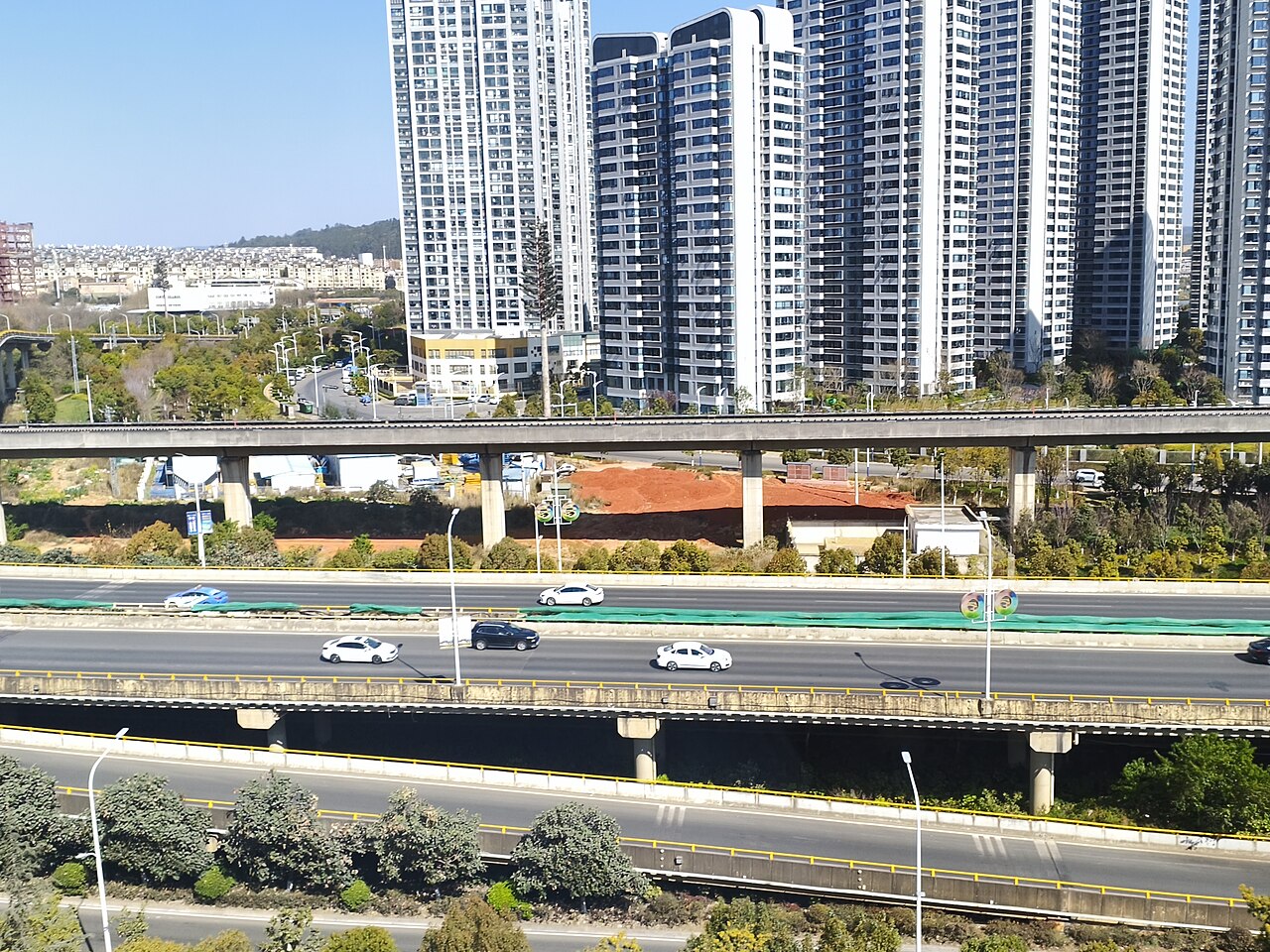 翠湖上空的成群红嘴鸥，每年 11 月到次年 3 月