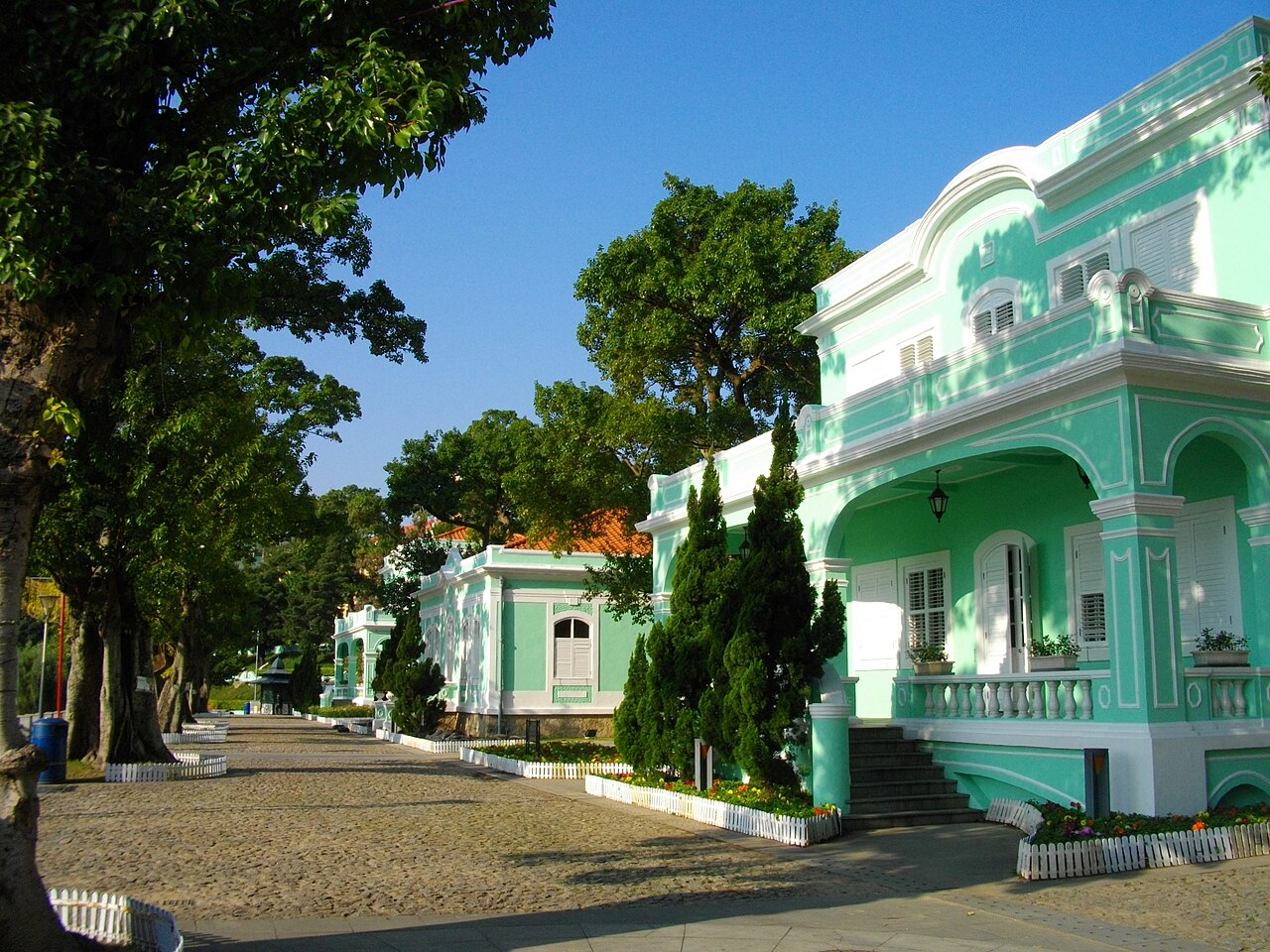 龙环葡韵，荷塘边五幢薄荷绿的葡式住宅