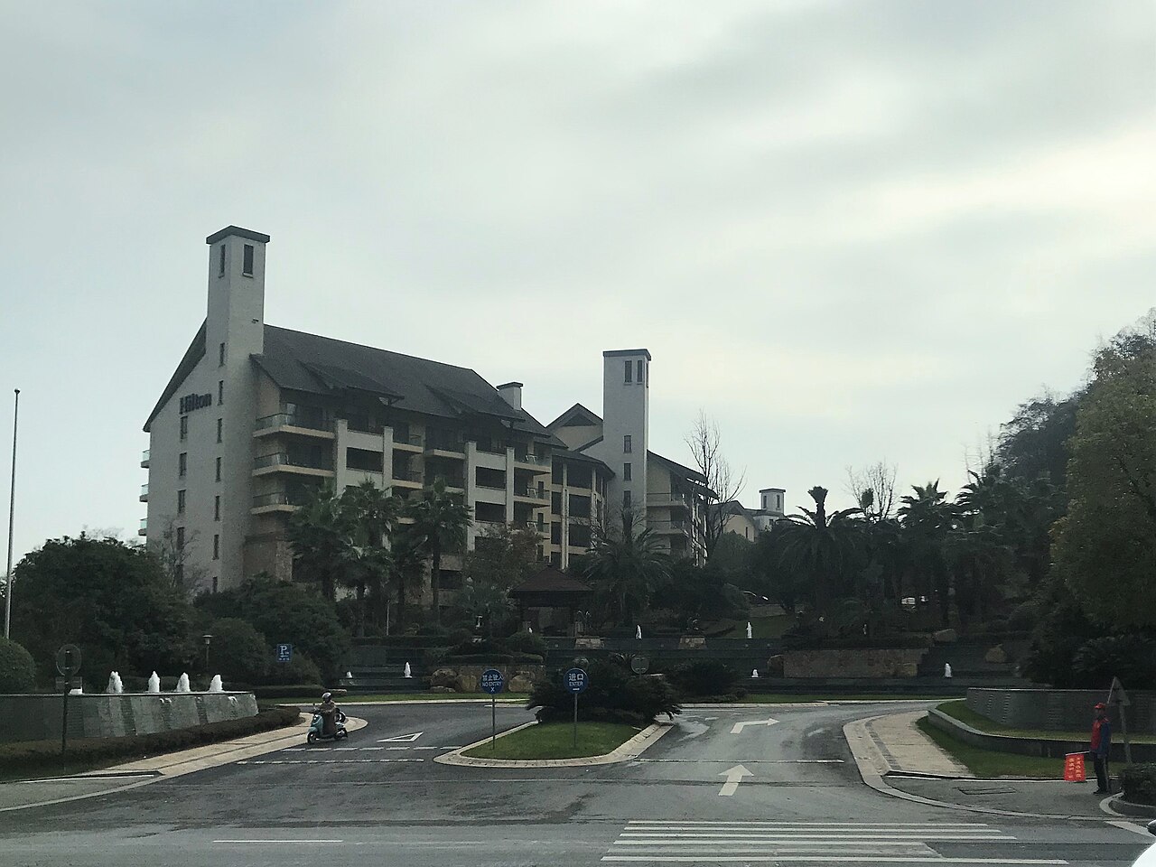 芹川村，溪水从徽派老屋之间穿过