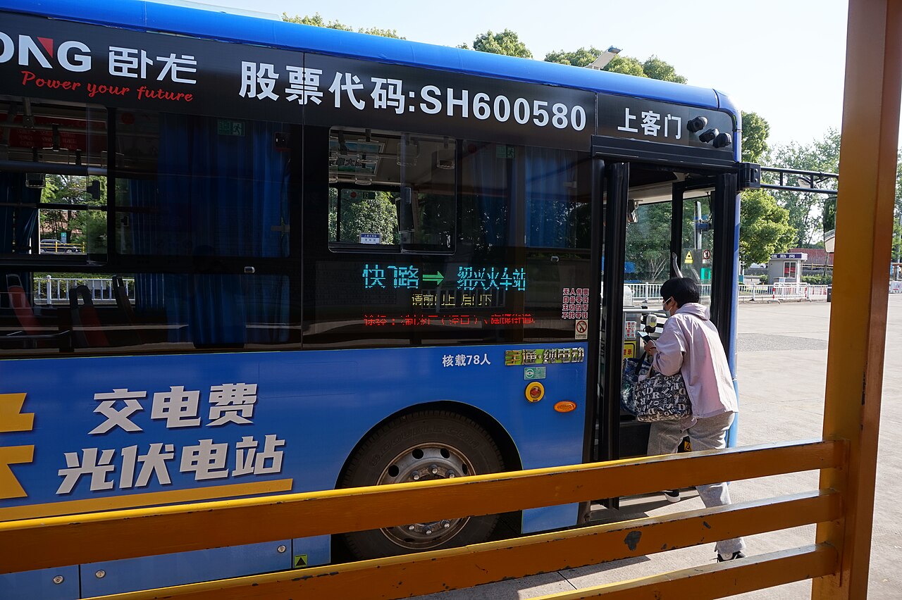 东湖的崖壁与石桥