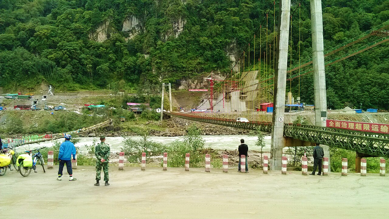 然乌湖，雪山与湖水在晨光里对望