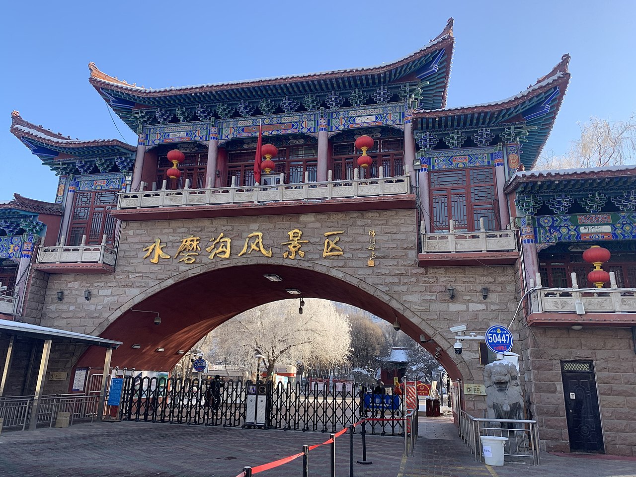 巴扎摊位上刚出馕坑的馕和烤包子