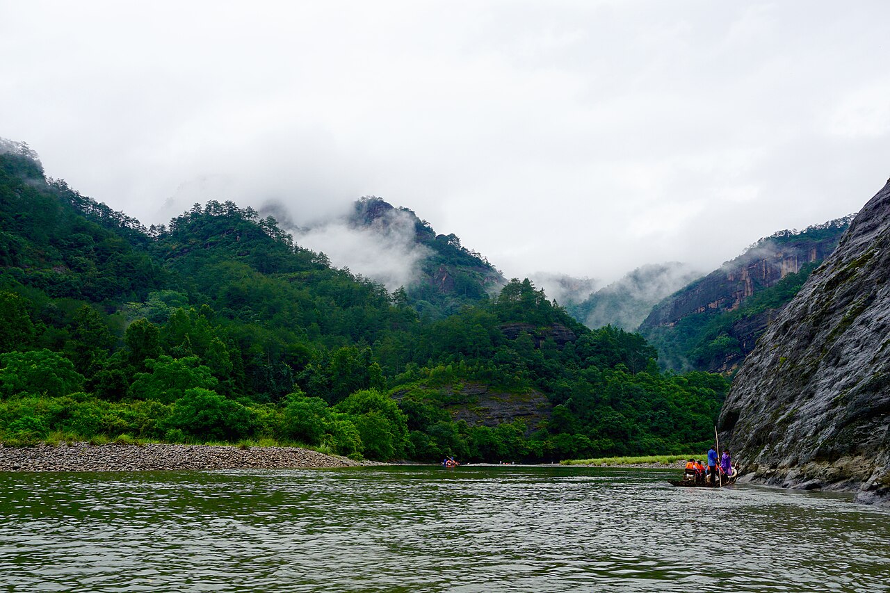 天游峰山脊下的云海