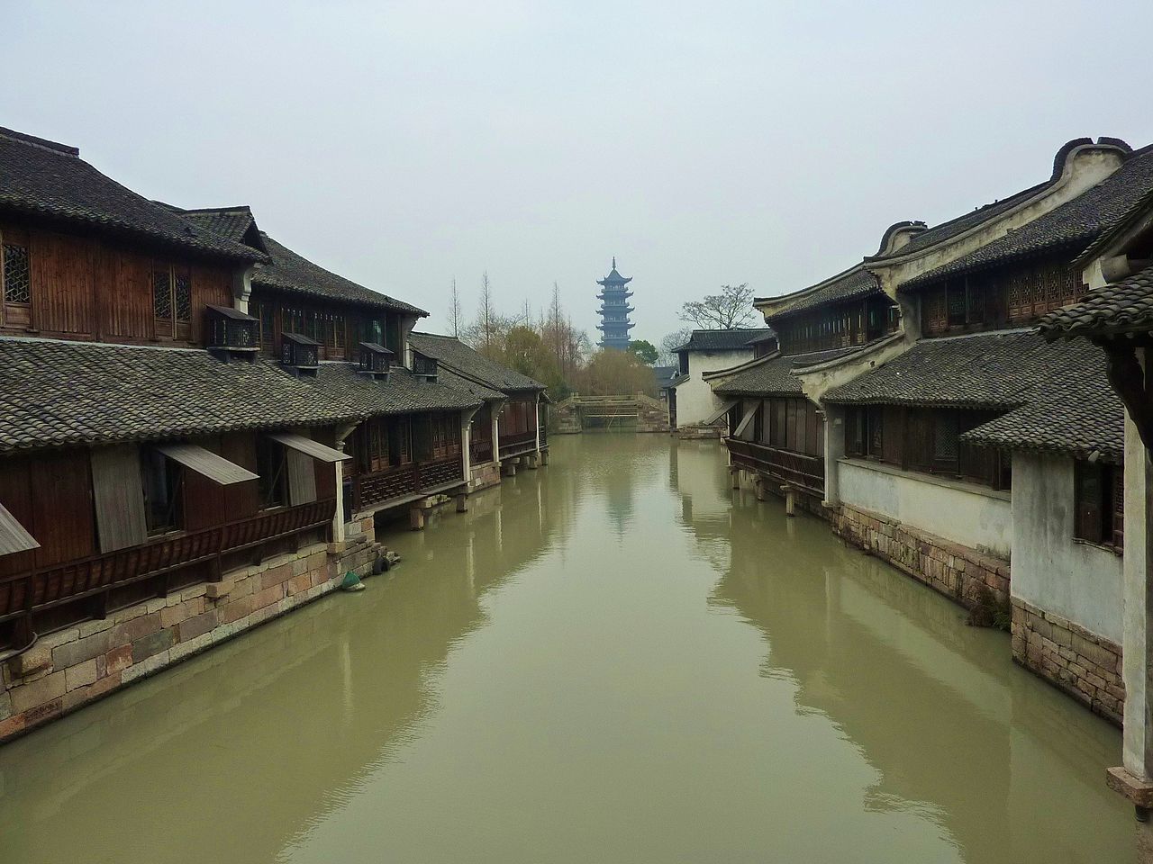 黄昏时西栅河上摇橹的船