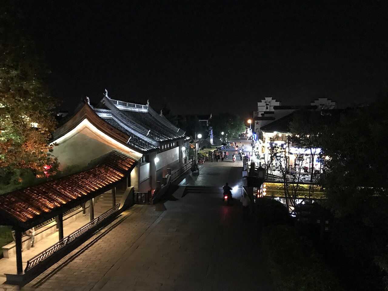 入夜后倒映在水面上的灯笼