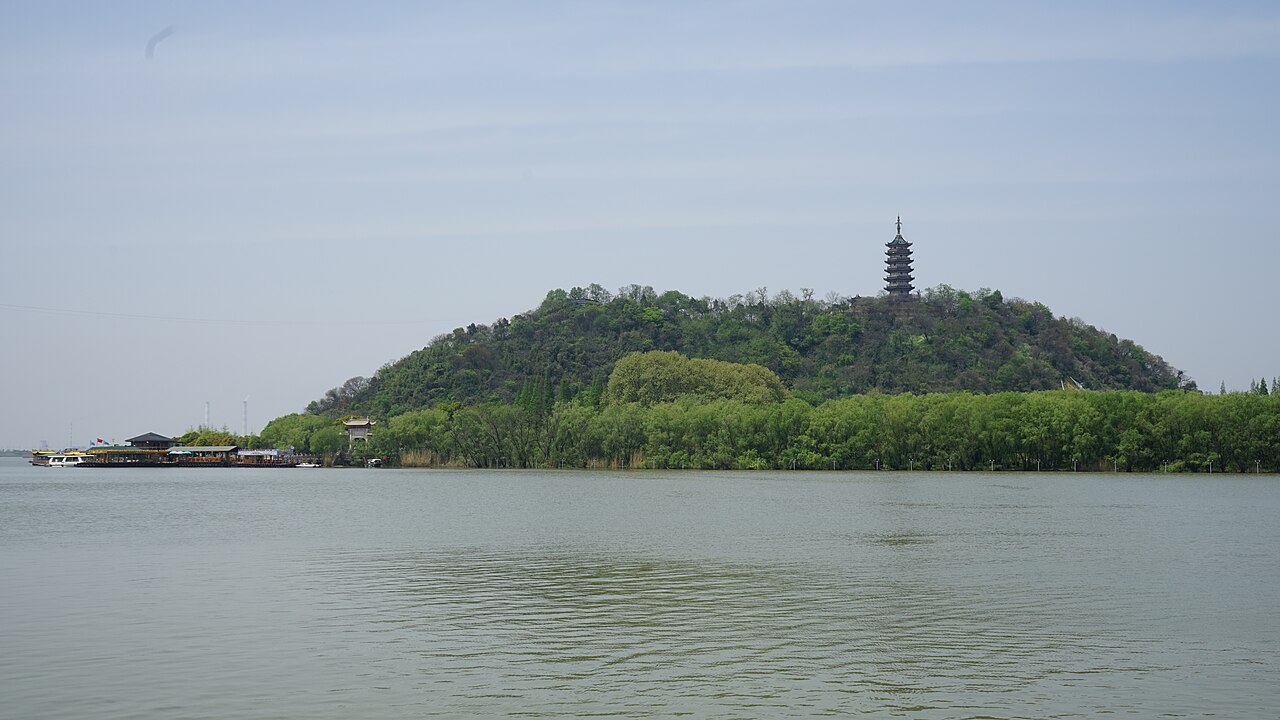 西津渡沿坡而建的石门