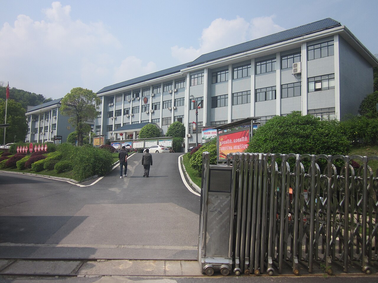 普陀山香烟之上，18 米高的南海观音立像